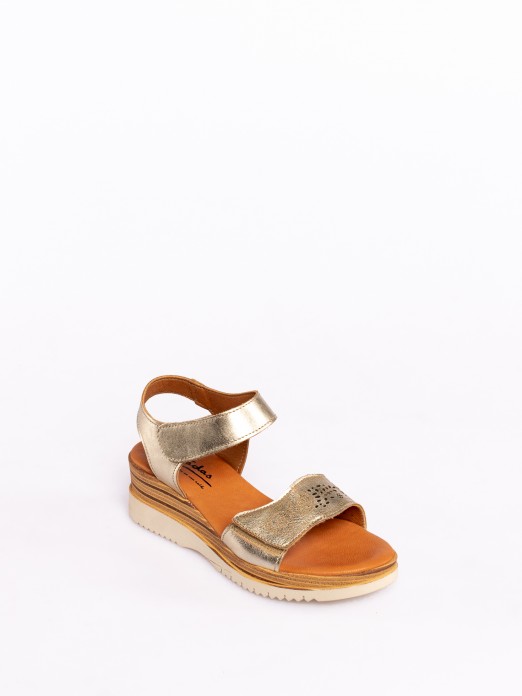 Sandlia em Pele com Fecho Velcro