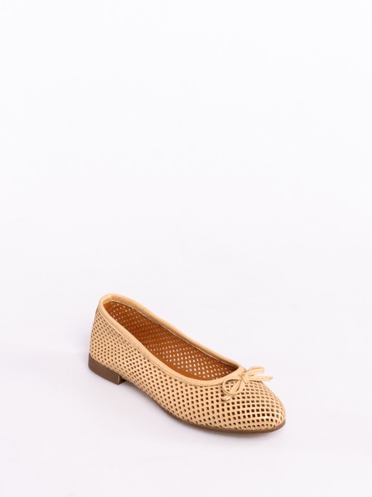 Leather flat shoes with perforated detail