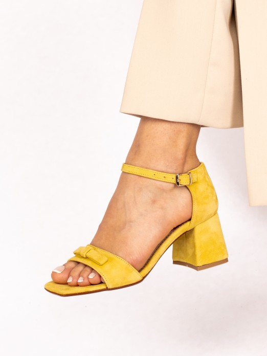 Sandlia Salto Alto com Detalhe de Lao em Camura