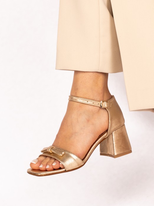 Sandlia de Salto Alto com Detalhe de Lao em Pele