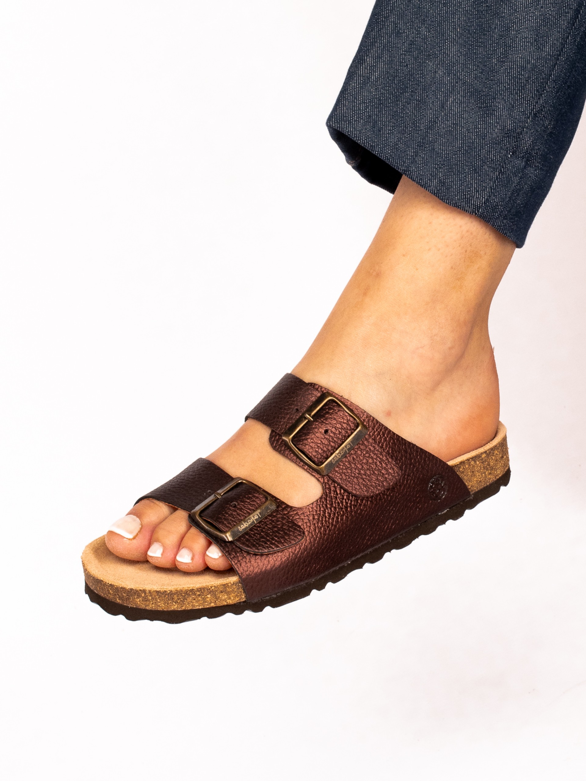 Chinela Bio com Duas Fivelas em Pele Metalizada