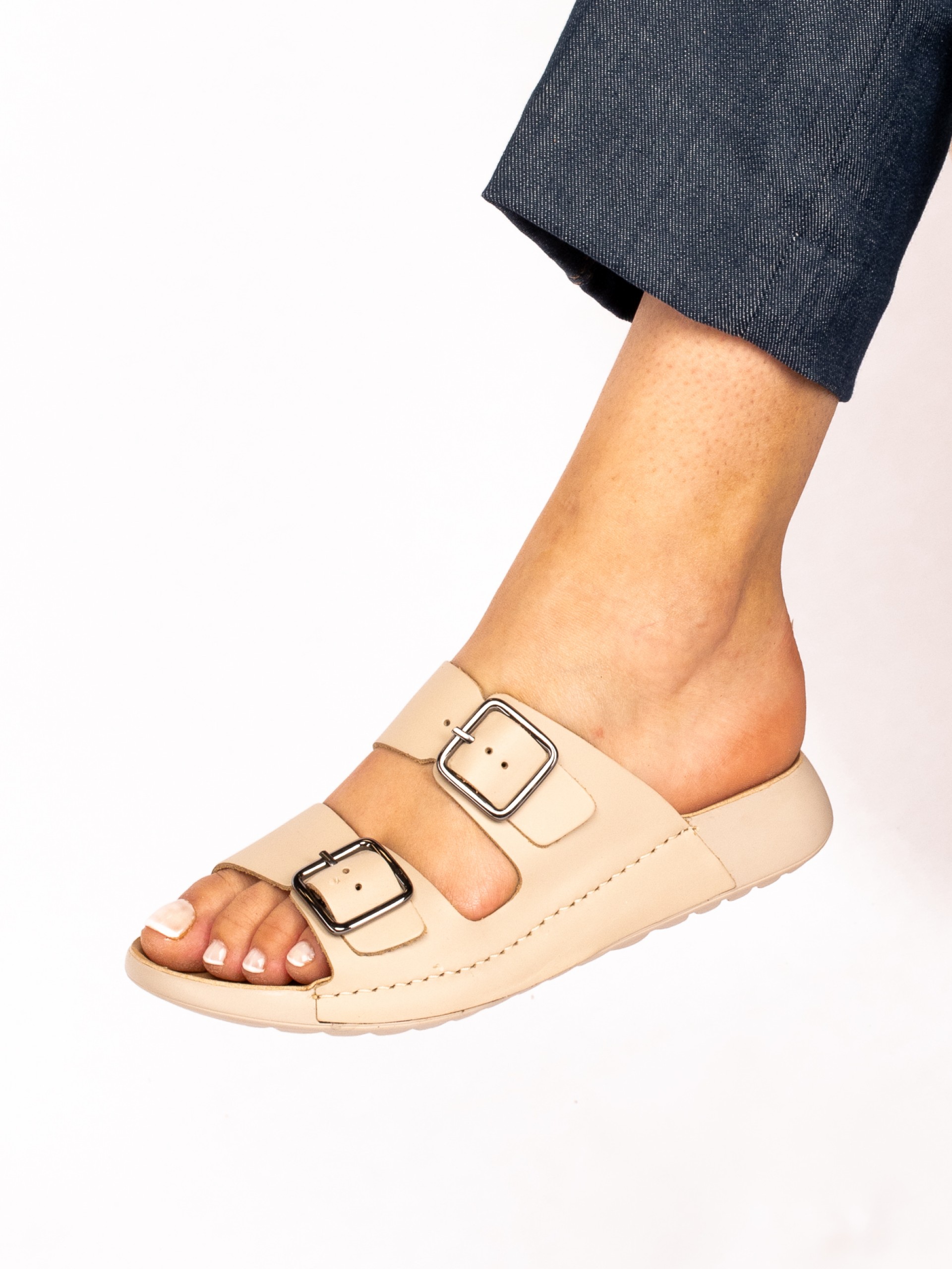 Chinela Conforto com Duas Fivelas em Pele