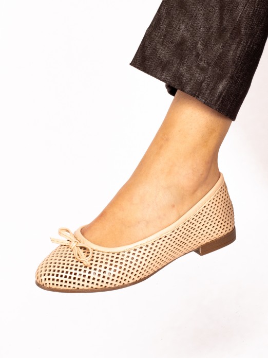 Leather flat shoes with perforated detail