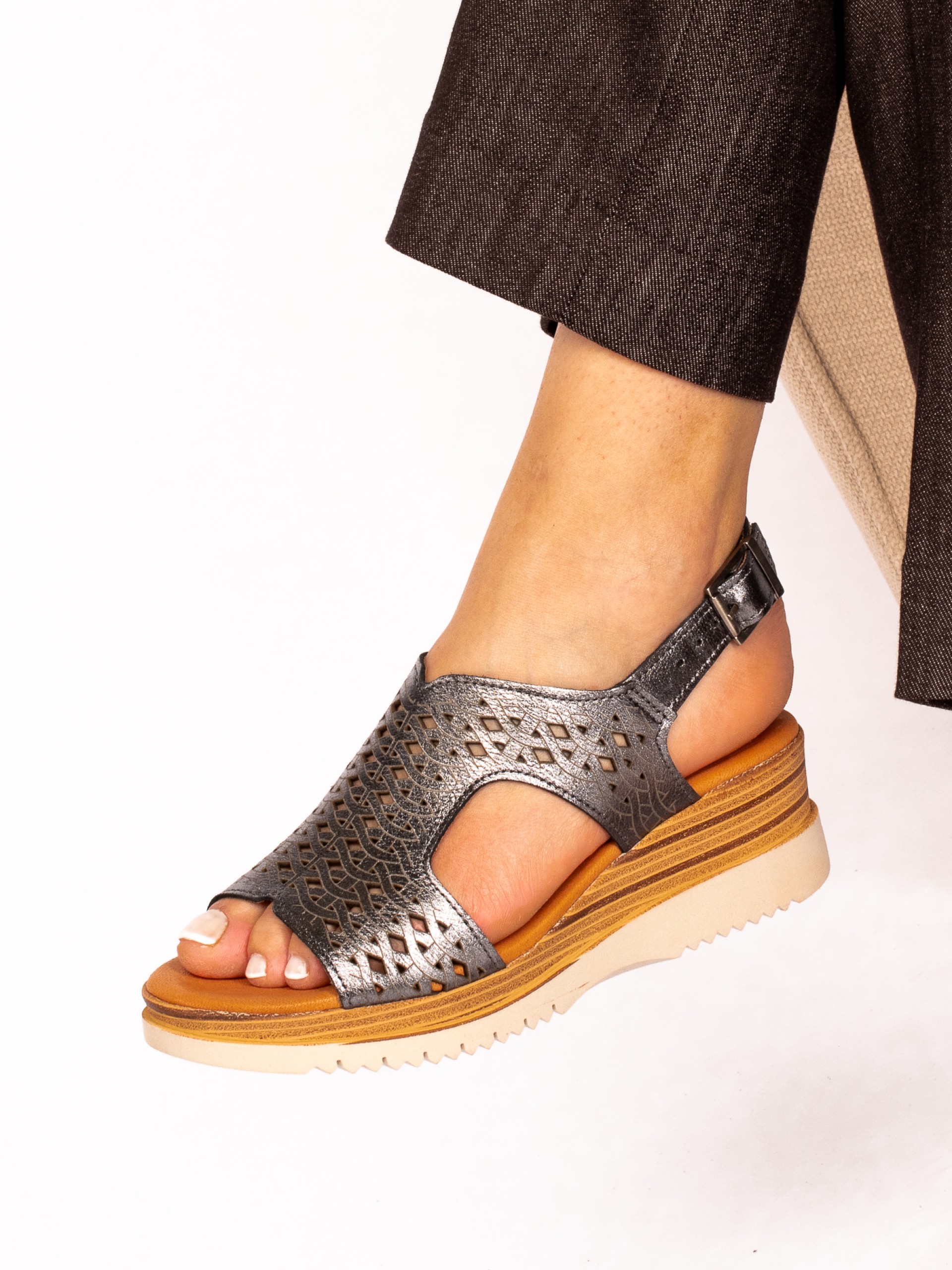 Sandália de Cunha em Pele com cortes a Laser