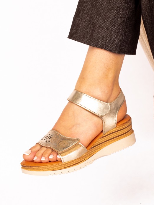 Sandlia em Pele com Fecho Velcro