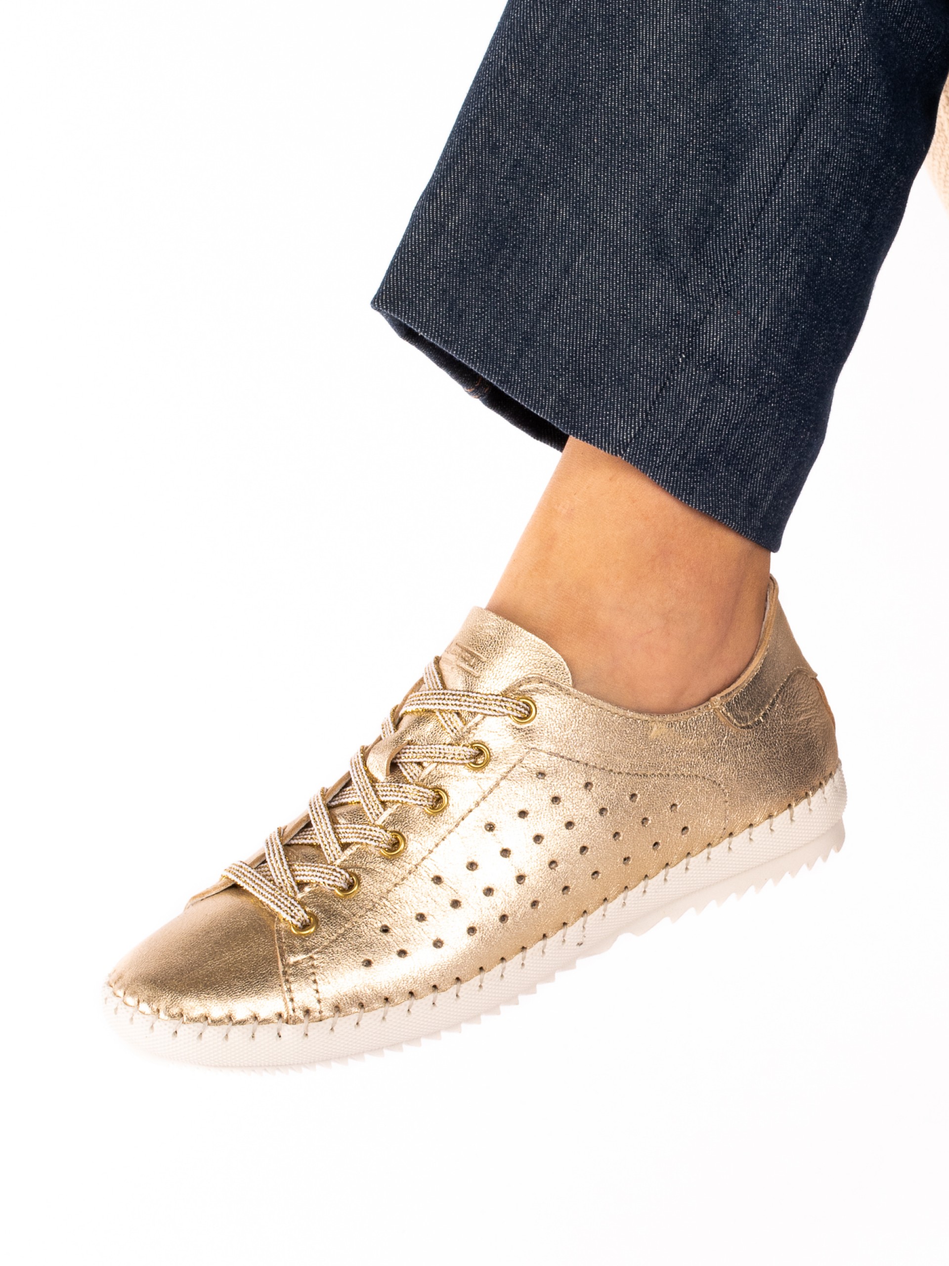 Sport Shoe in
Laminated Leather with
perforatio