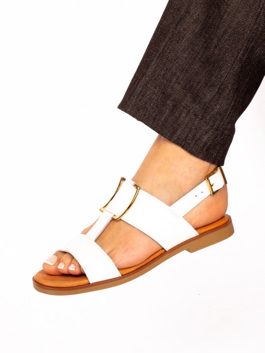 Sandlias em Pele com detalhe Dourado