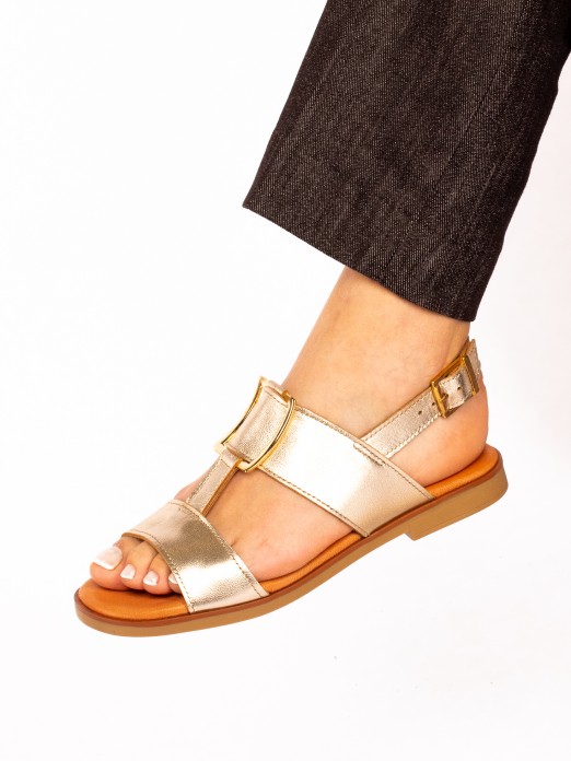 Sandlias em Pele com detalhe Dourado