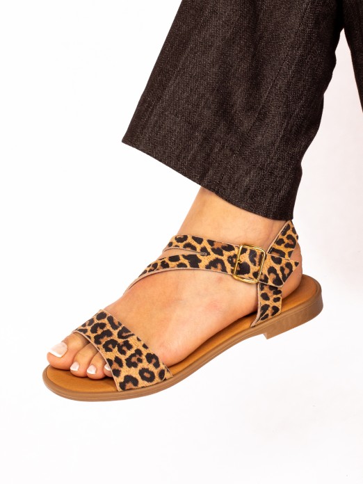 Sandlia Rasa com tira traada em Animal Print