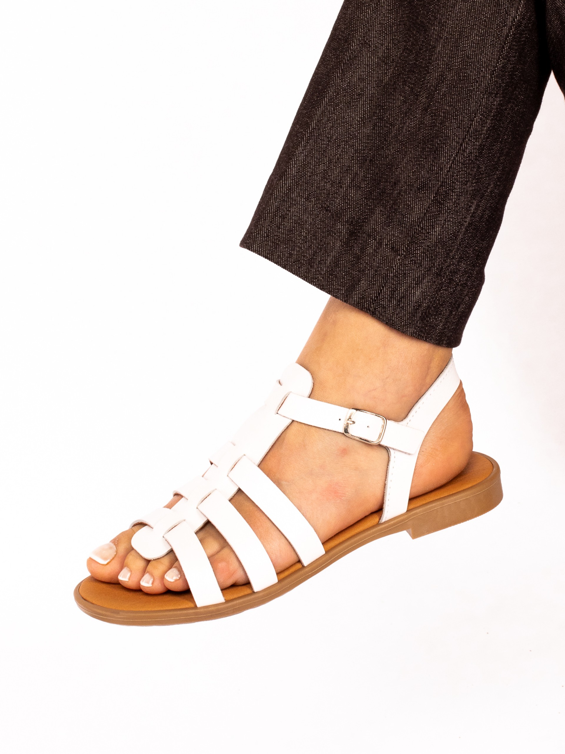 Sandália Rasa com Tiras em Pele