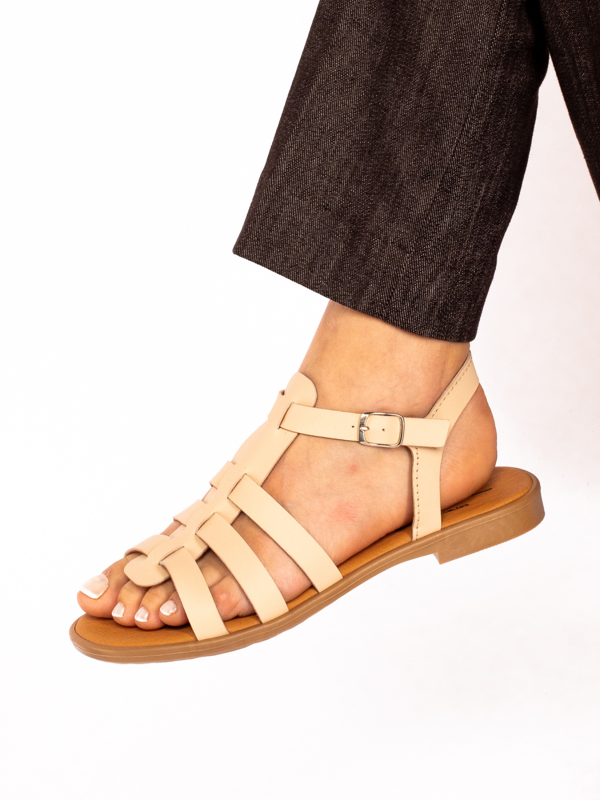 Sandália Rasa com Tiras em Pele