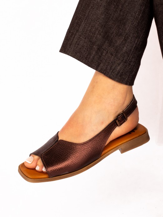 Flat Sandal in Leather