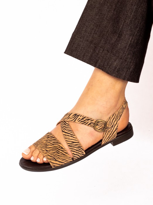 Sandlia Rasa em Pele Animal Print