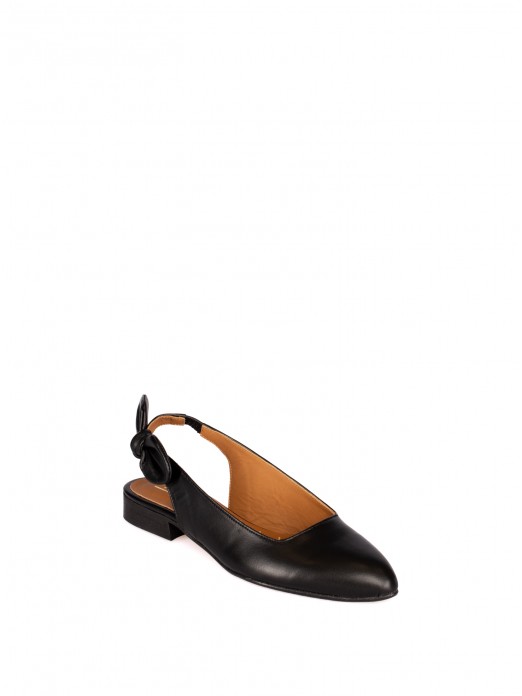 Closed shoe with leather bow detail