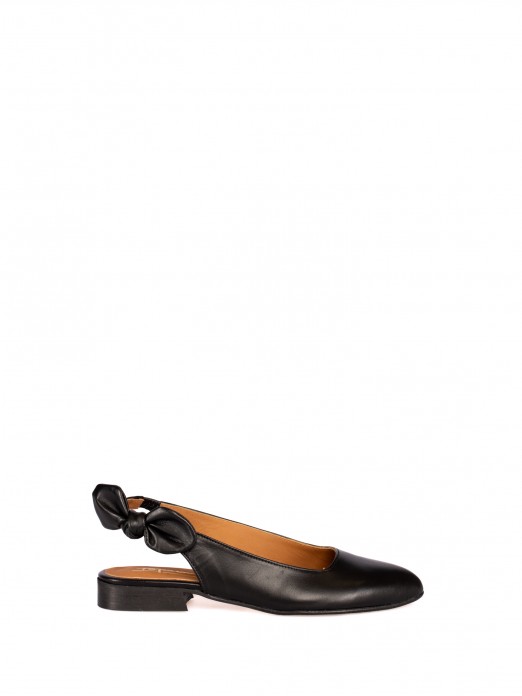 Closed shoe with leather bow detail