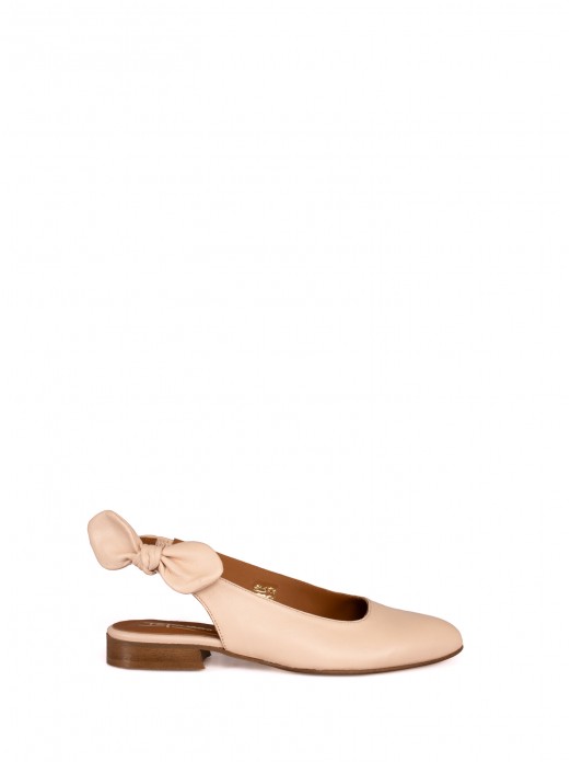 Closed shoe with leather bow detail