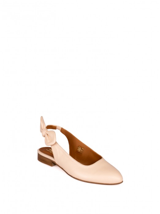 Closed shoe with leather bow detail