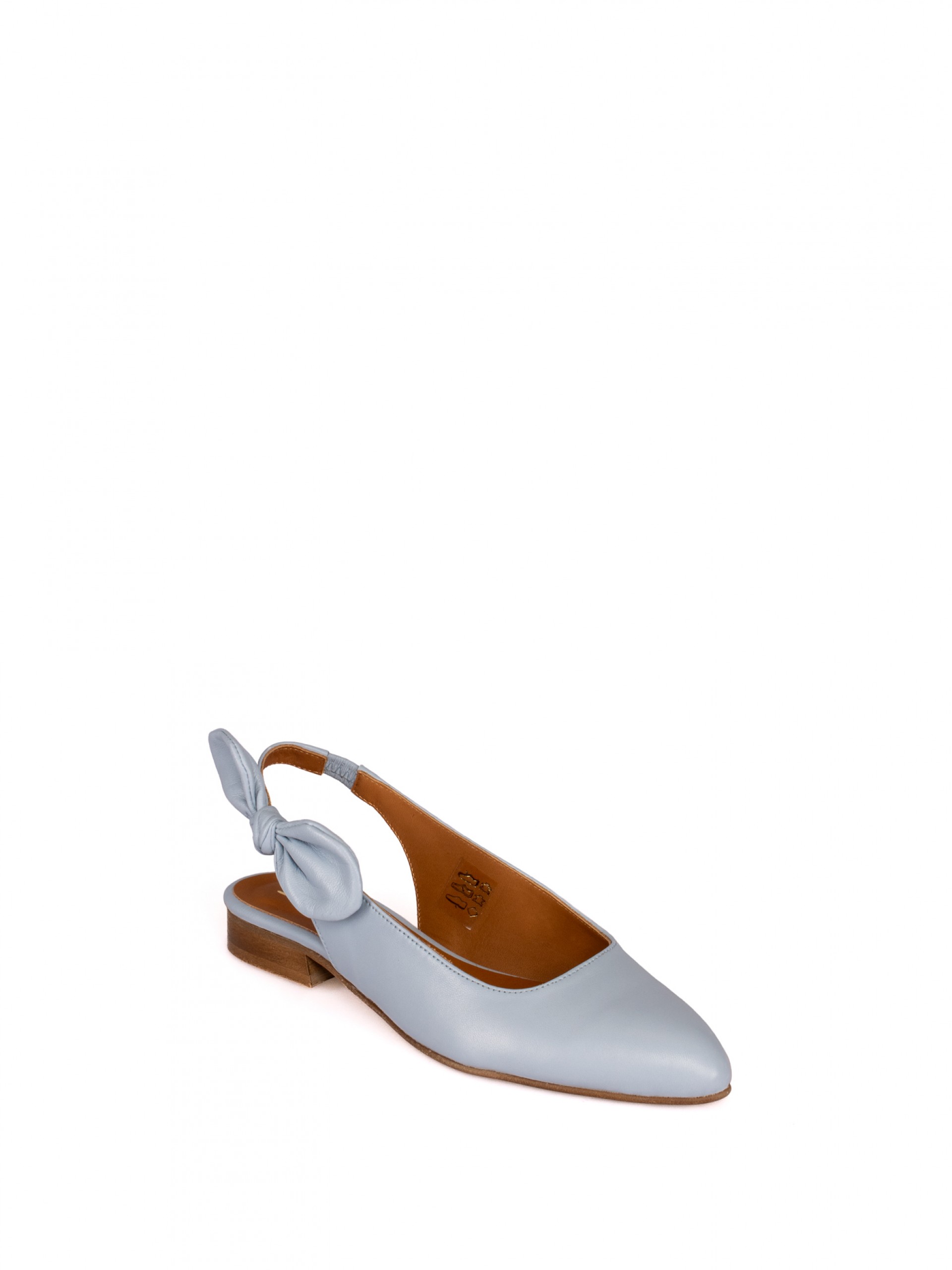 Closed shoe with leather bow detail