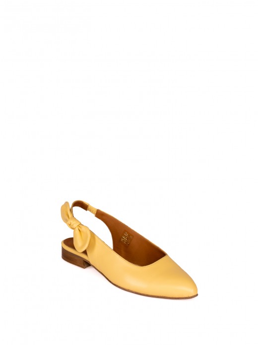 Closed shoe with leather bow detail