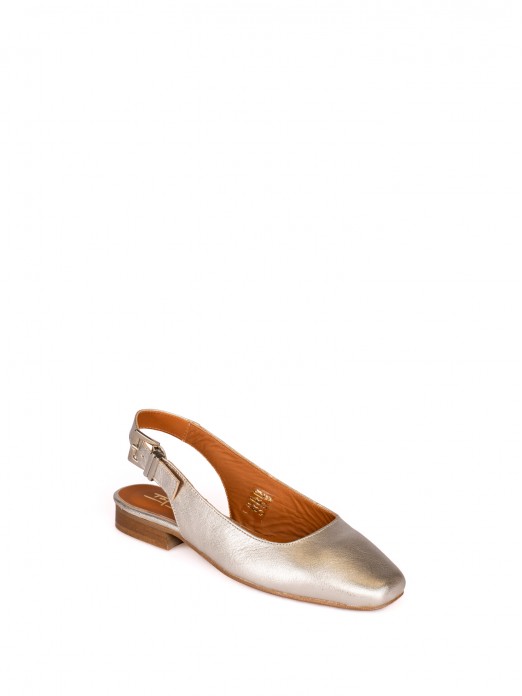 Sapato com Fivela 
em Pele Laminada