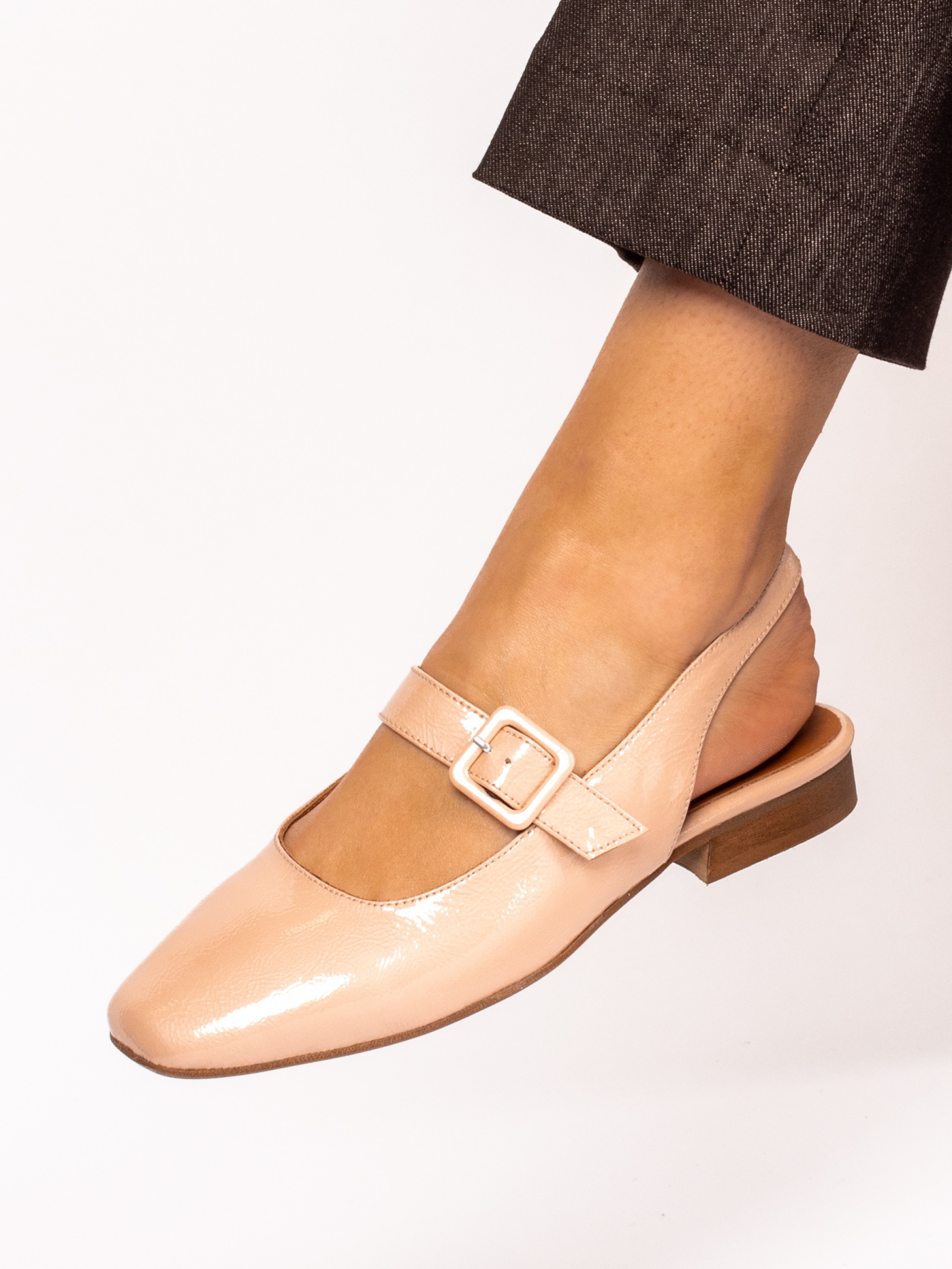 Flat shoe in varnish with Buckle