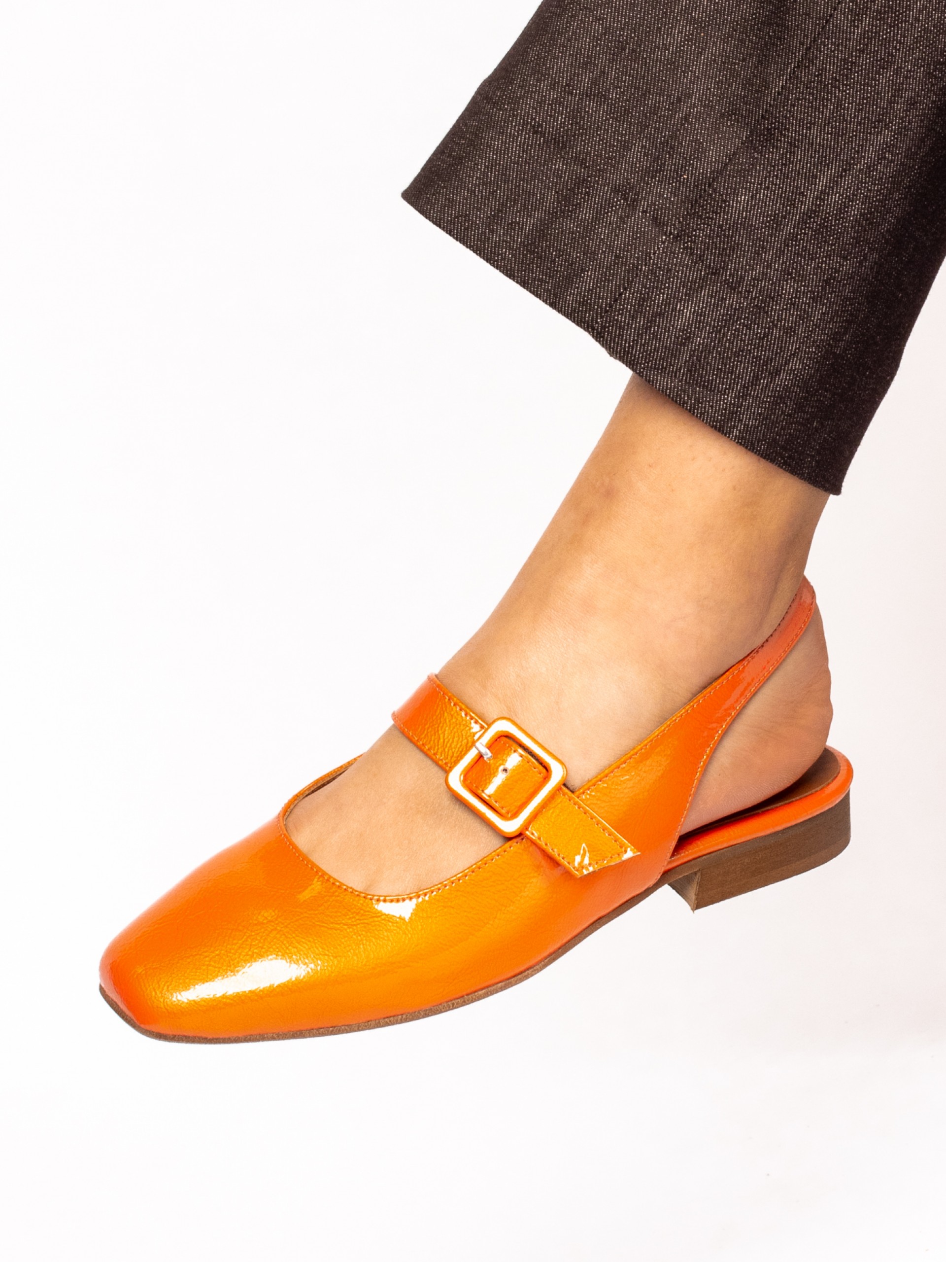 Flat shoe in varnish with Buckle