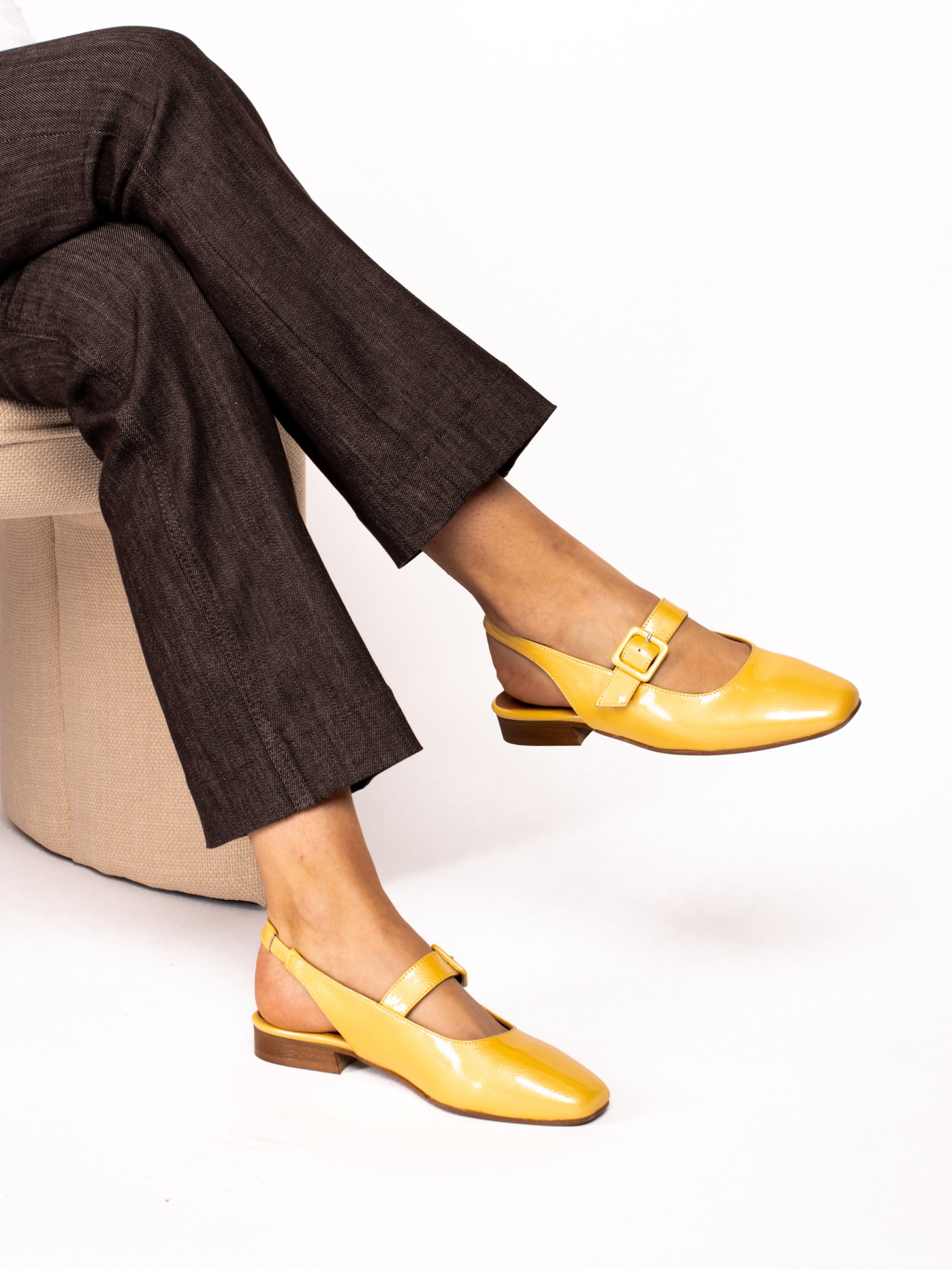 Flat shoe in varnish with Buckle