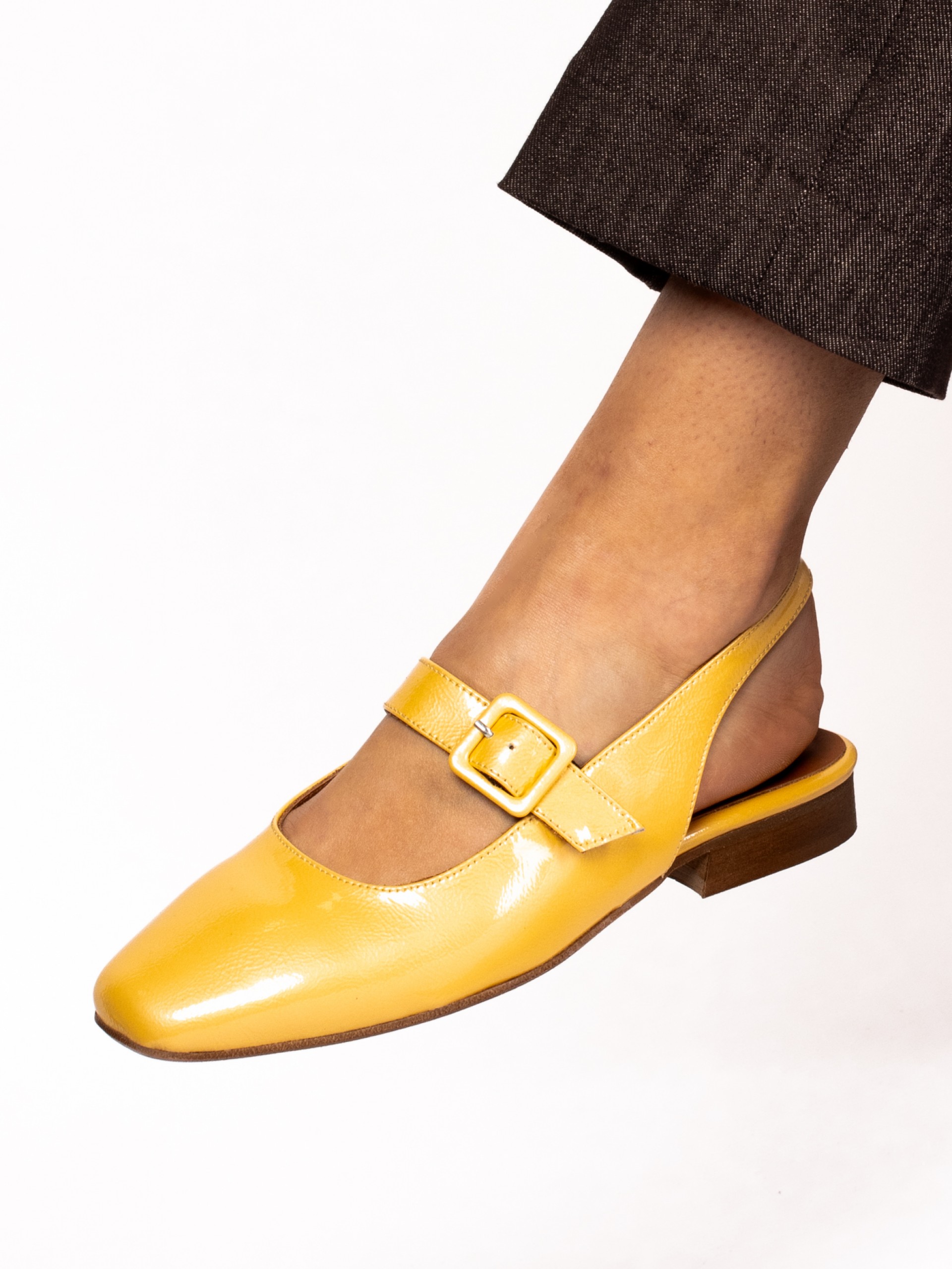 Flat shoe in varnish with Buckle