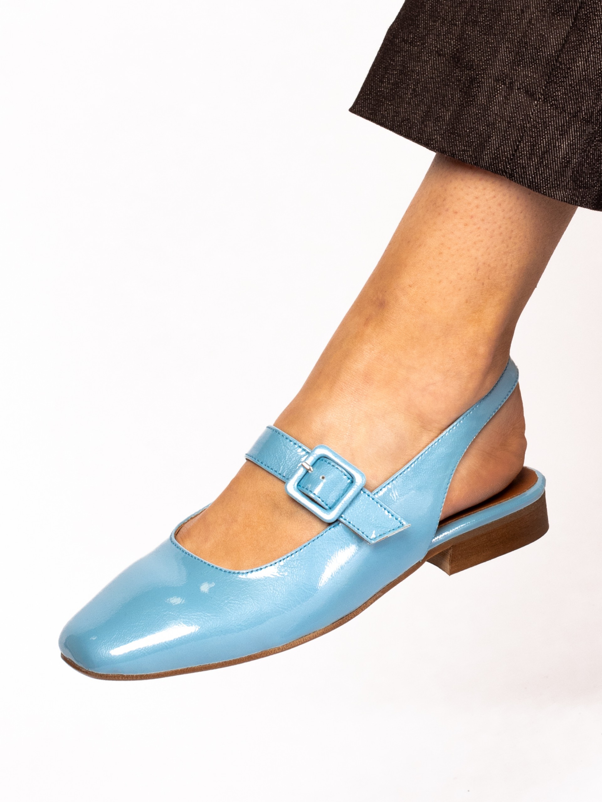 Flat shoe in varnish with Buckle