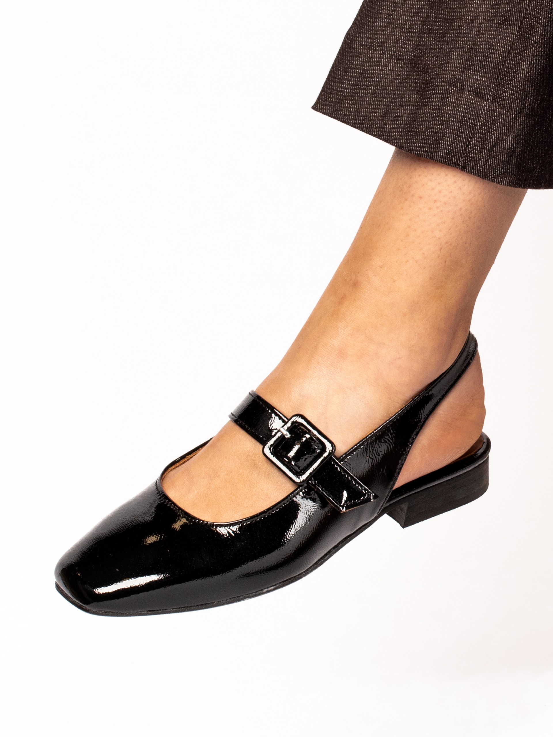 Flat shoe in varnish with Buckle