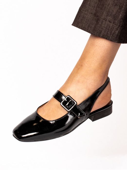 Sapato Raso em Verniz com
 Fivela