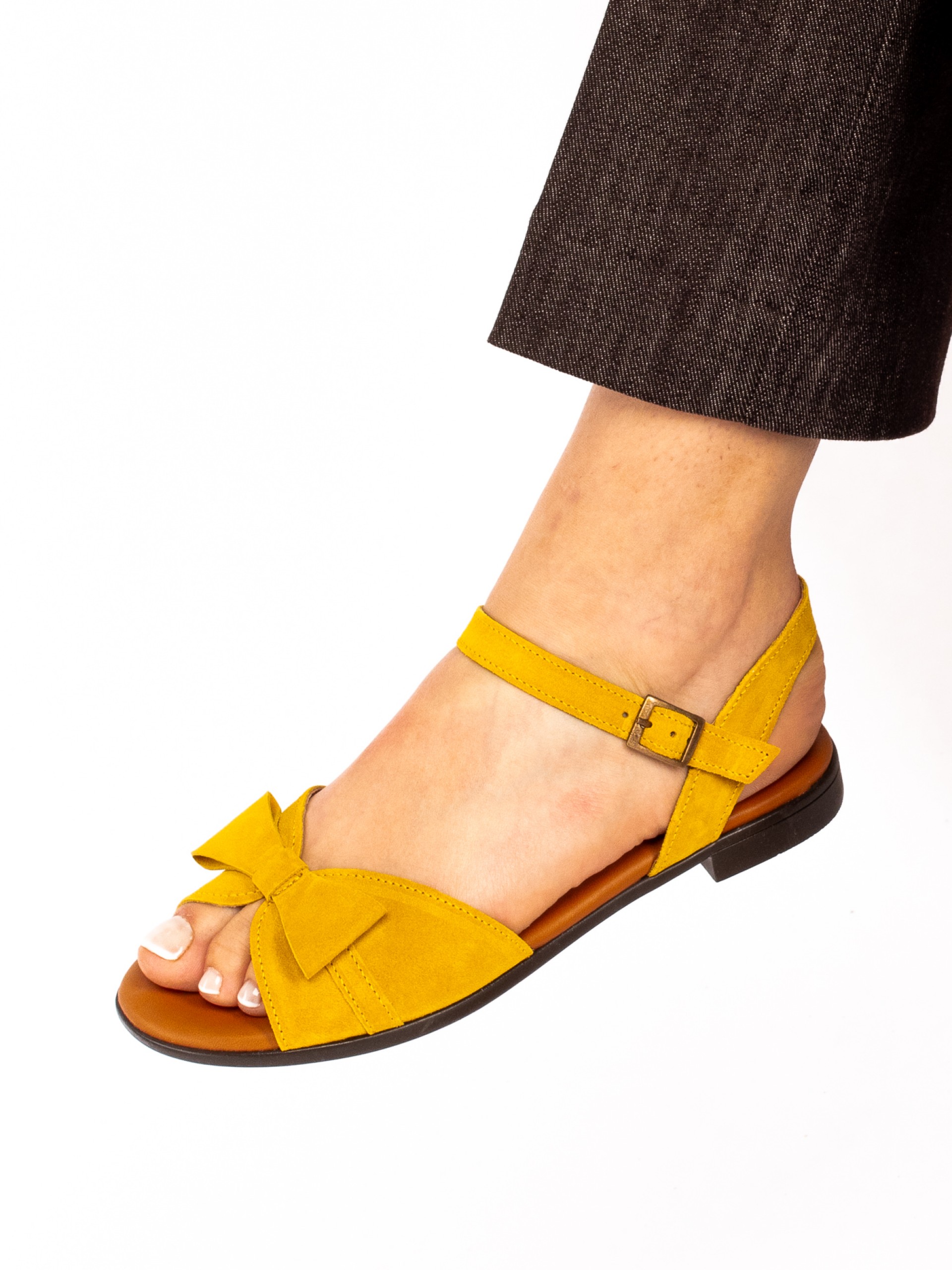 Sandália Rasa com Laço em Camurça