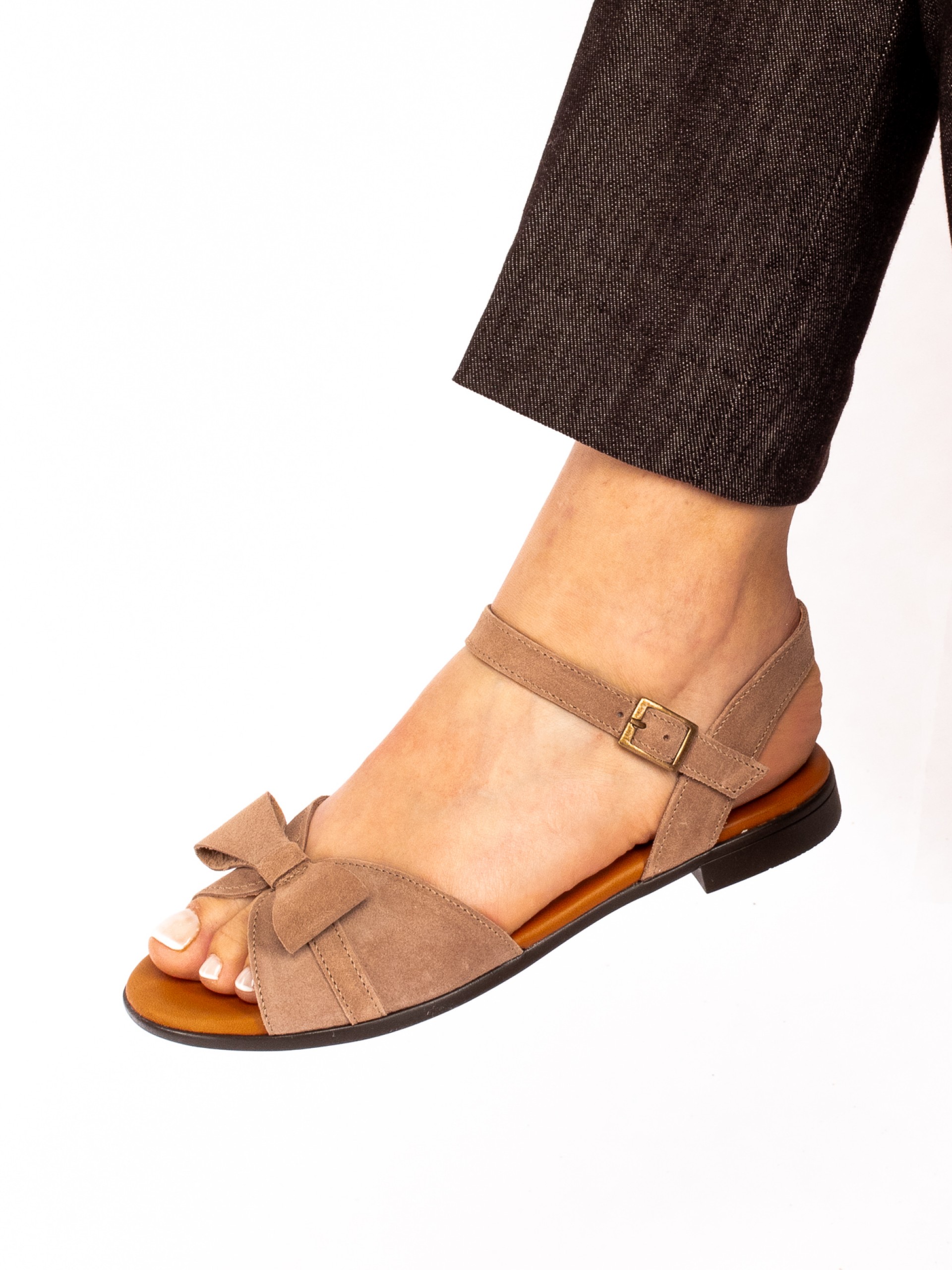 Sandália Rasa com Laço em Camurça