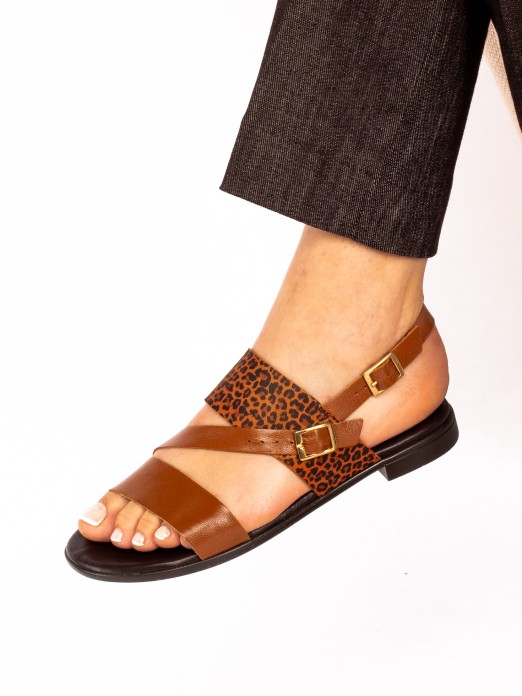 Sandlia Rasa em Pele e Camura Animal Print