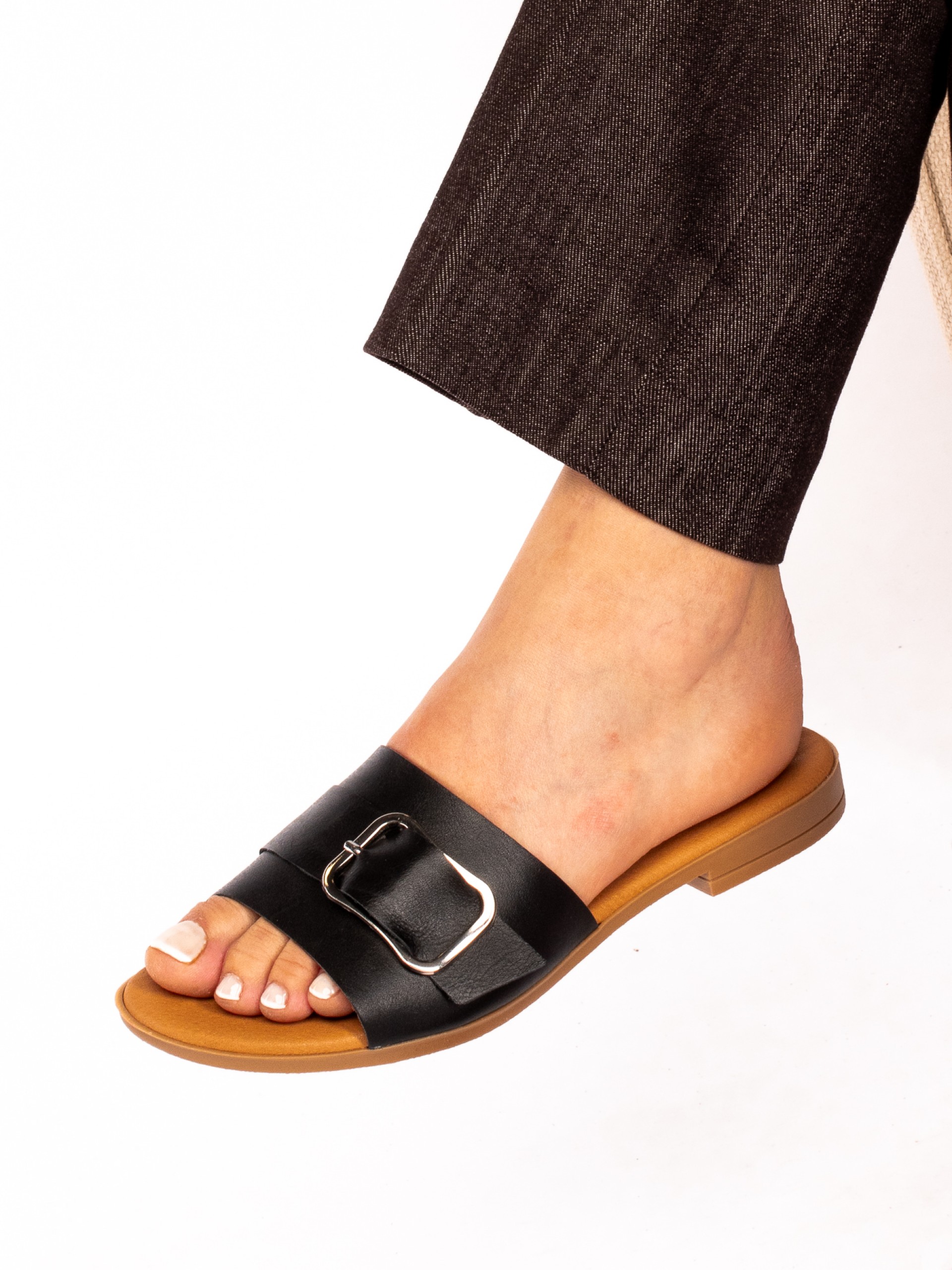 Chinela em Pele com Detalhe de fivela