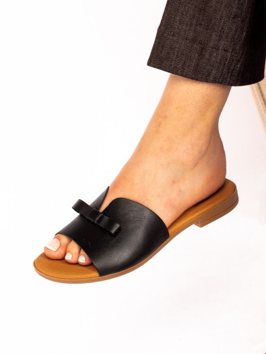 Chinela com Detalhe de Lao em Pele