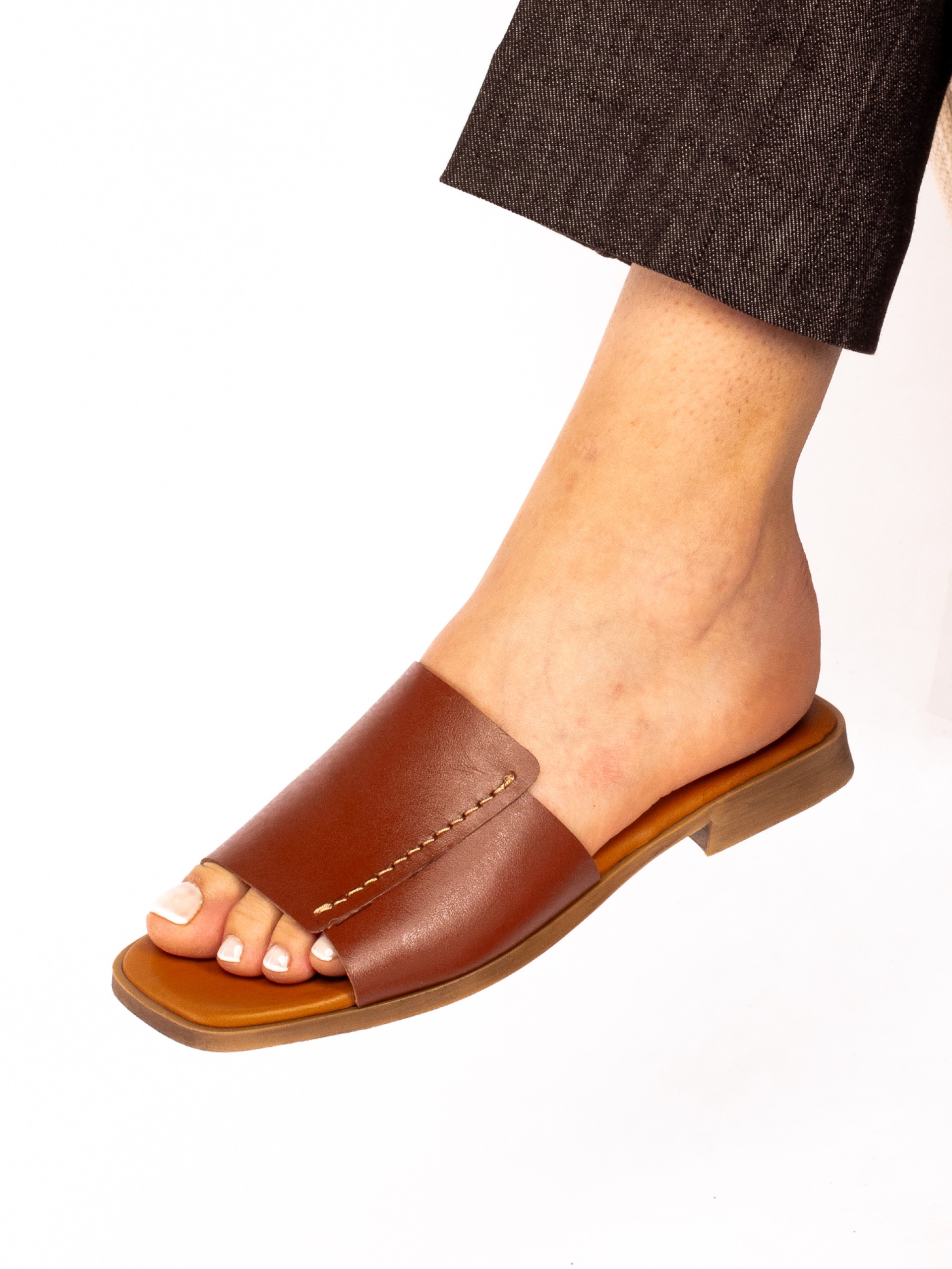 Chinela de Gáspea larga em Pele