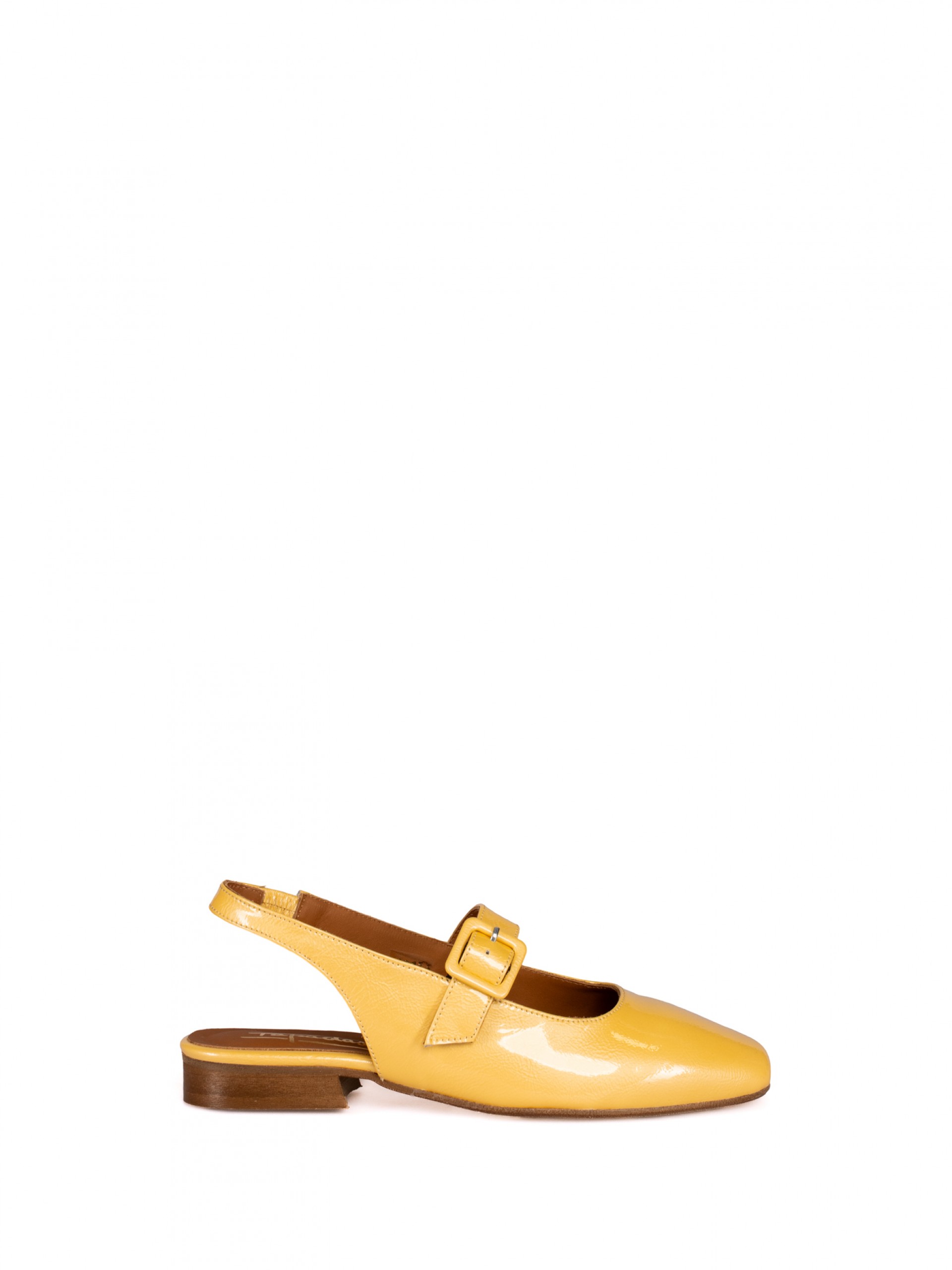 Flat shoe in varnish with Buckle