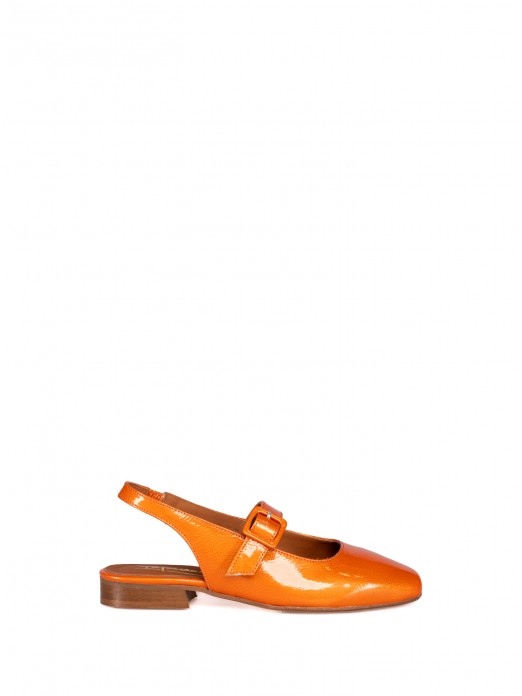 Sapato Raso em Verniz com
 Fivela