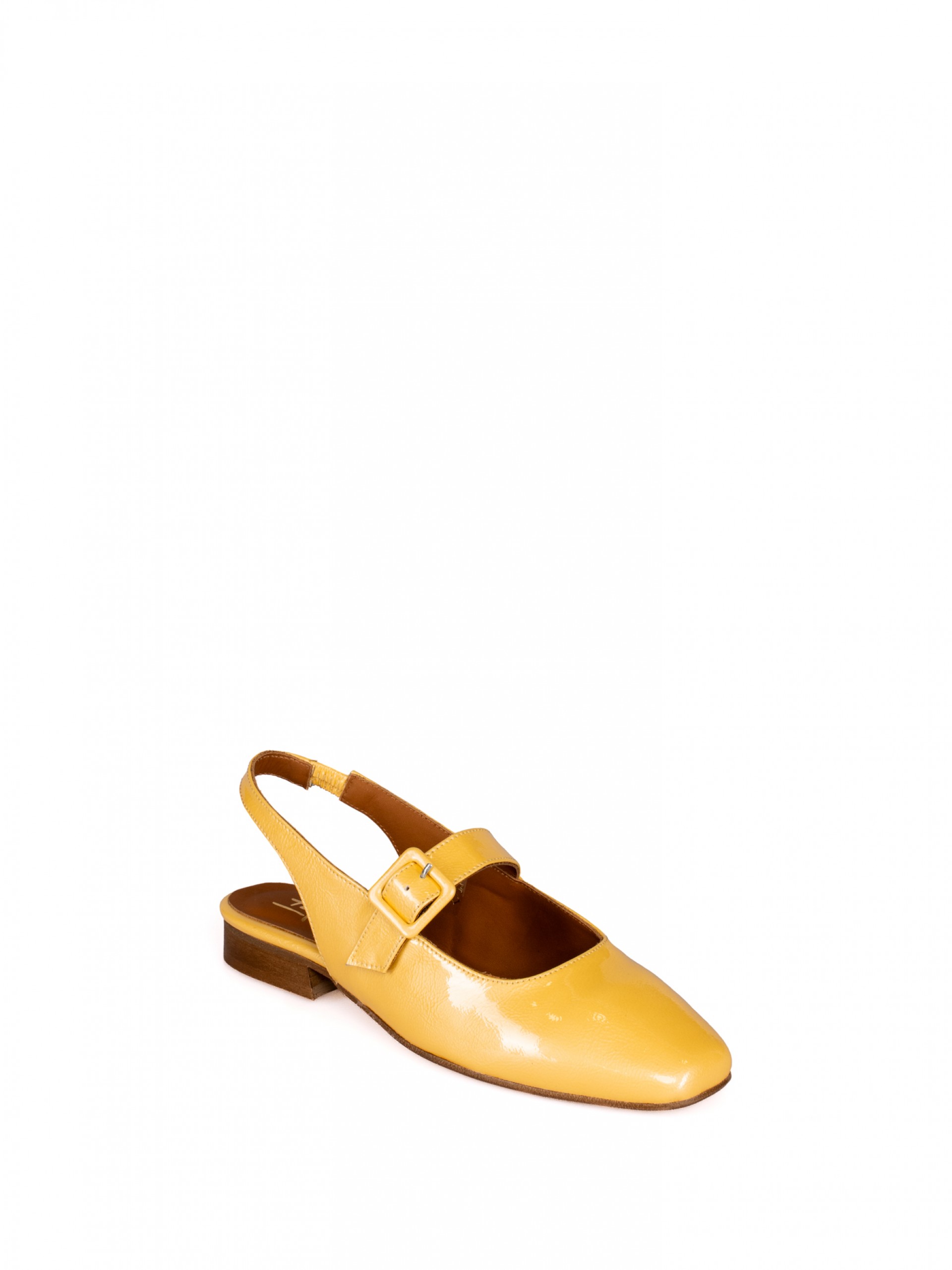 Flat shoe in varnish with Buckle