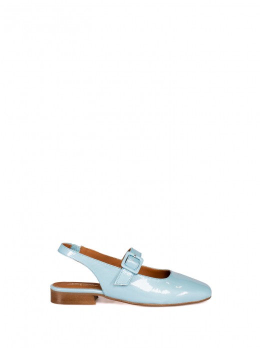Sapato Raso em Verniz com
 Fivela
