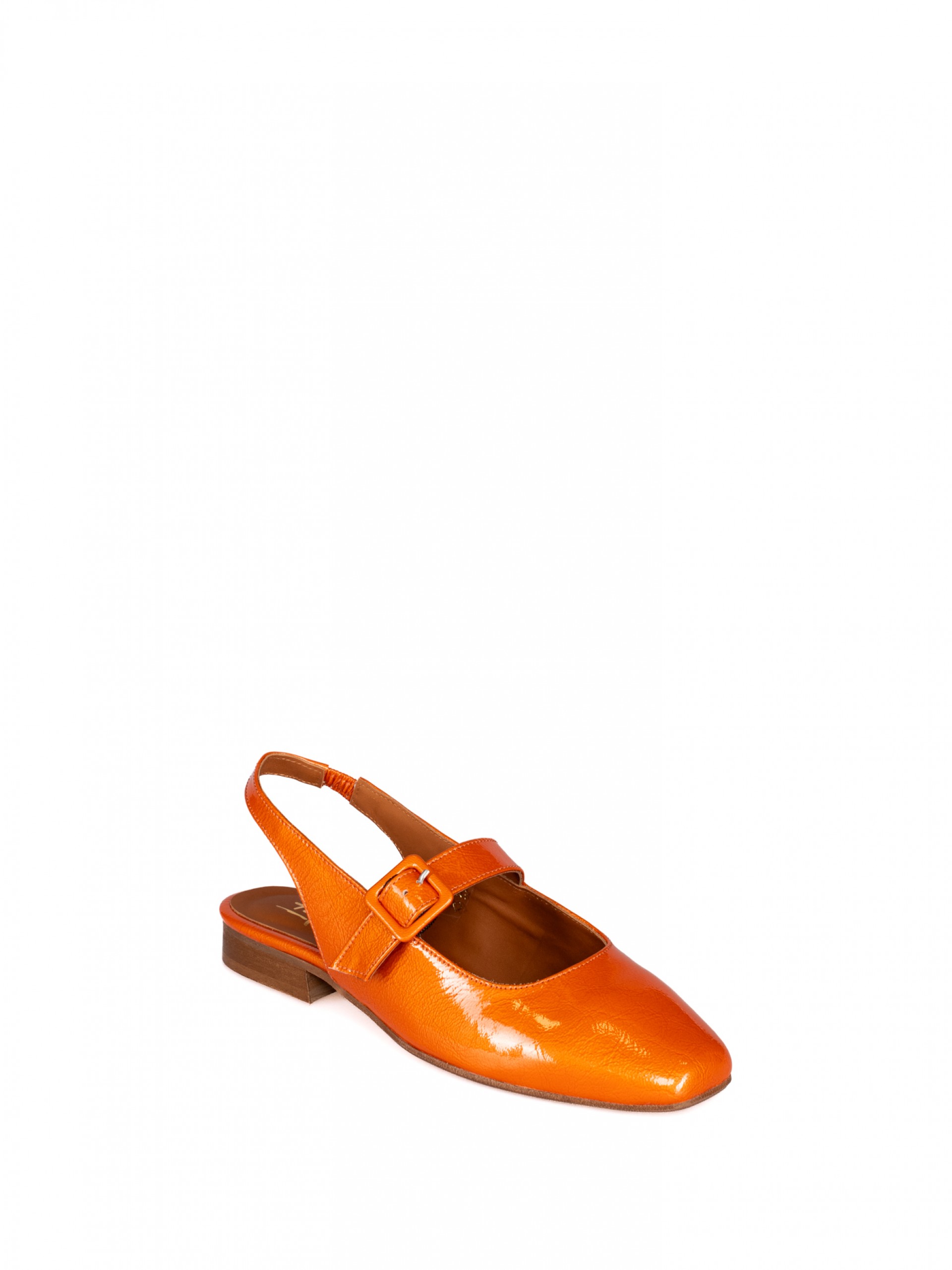 Flat shoe in varnish with Buckle