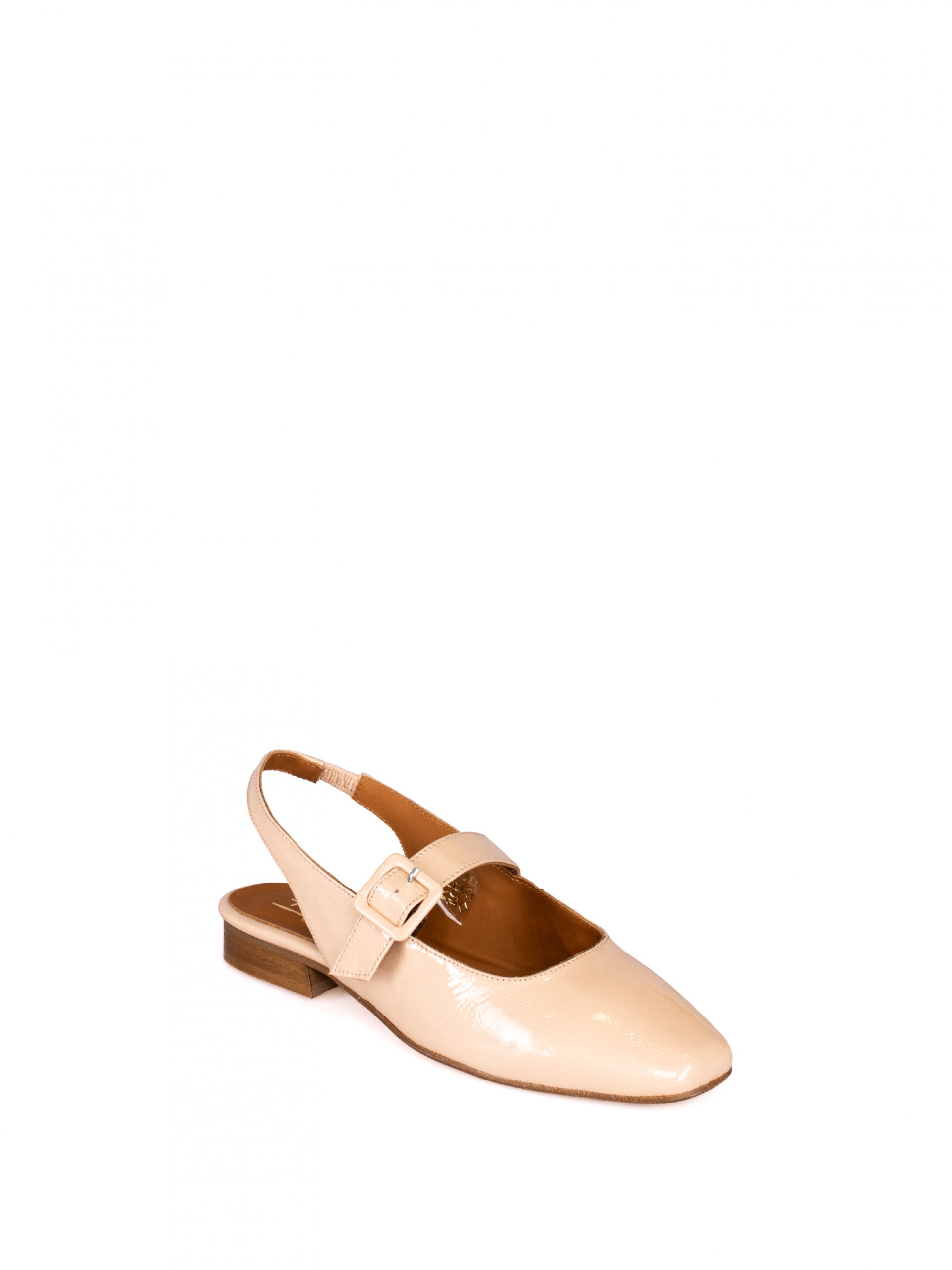 Flat shoe in varnish with Buckle