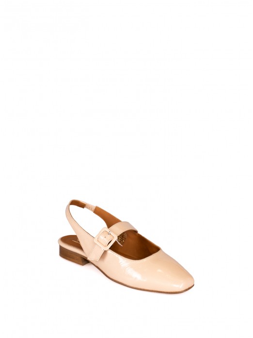 Sapato Raso em Verniz com
 Fivela