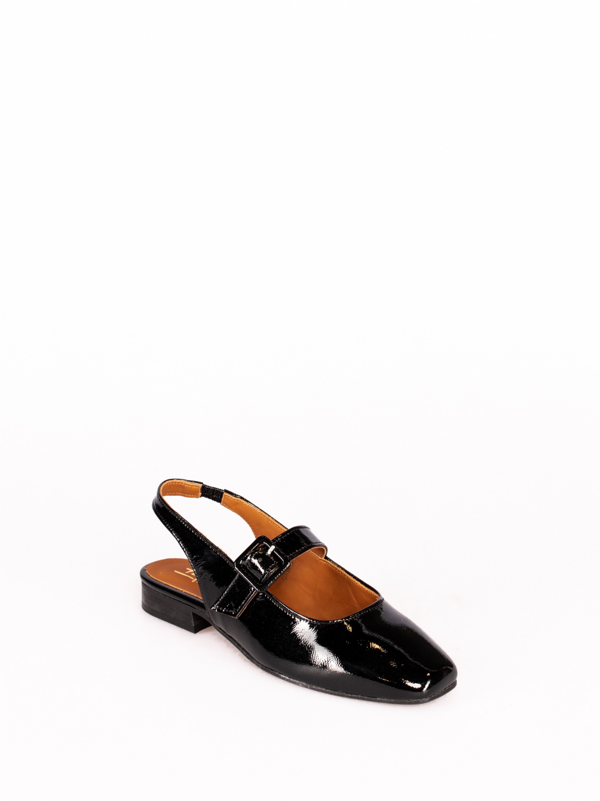 Flat shoe in varnish with Buckle