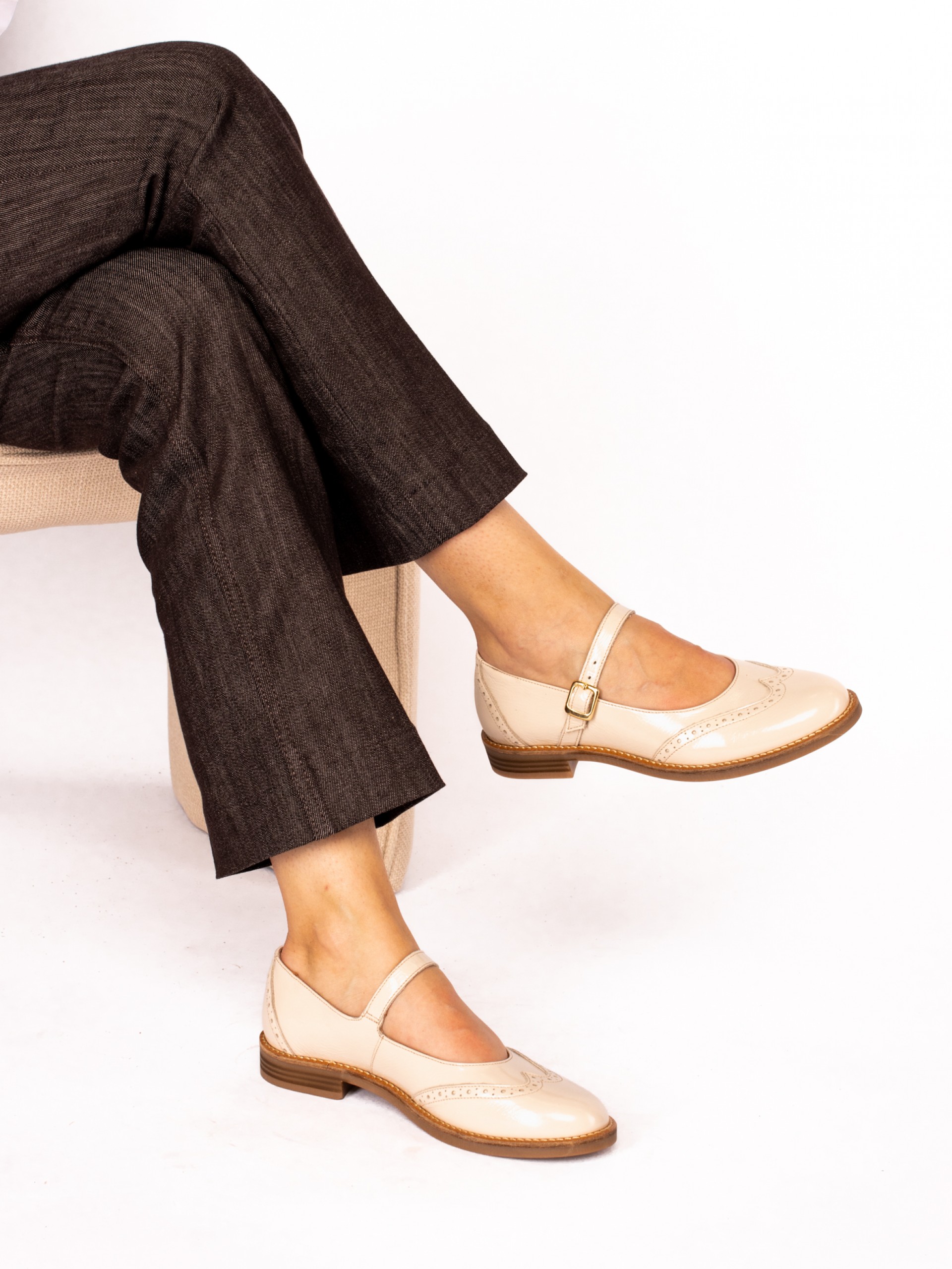 Sapato Mary Jane em Verniz com detalhe Picotado