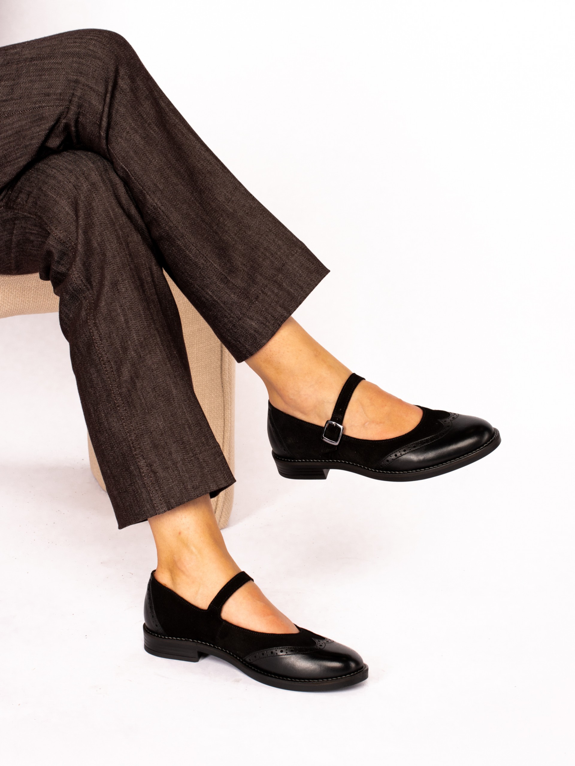 Sapato Mary Jane em Pele e Camurça