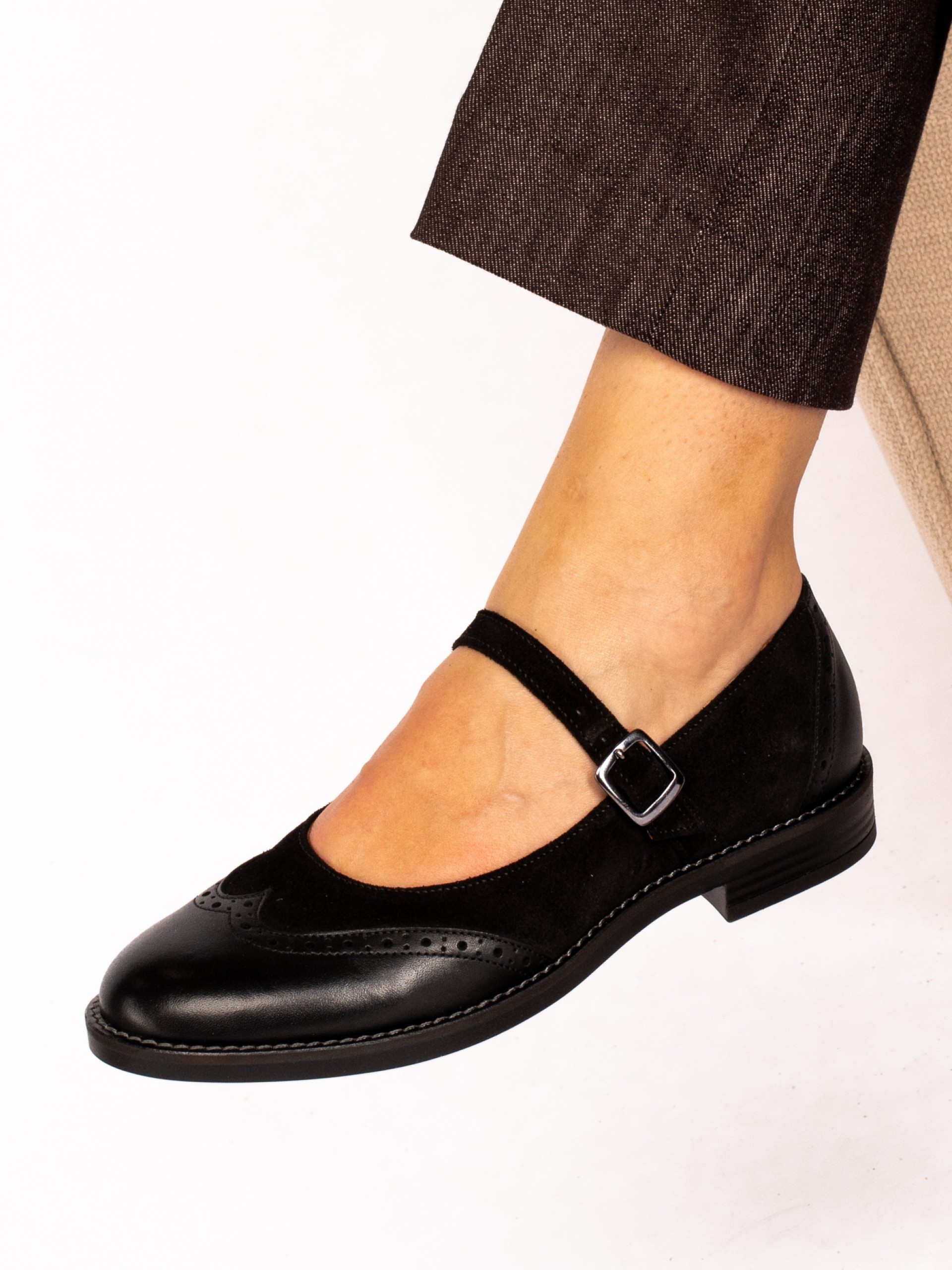 Sapato Mary Jane em Pele e Camurça