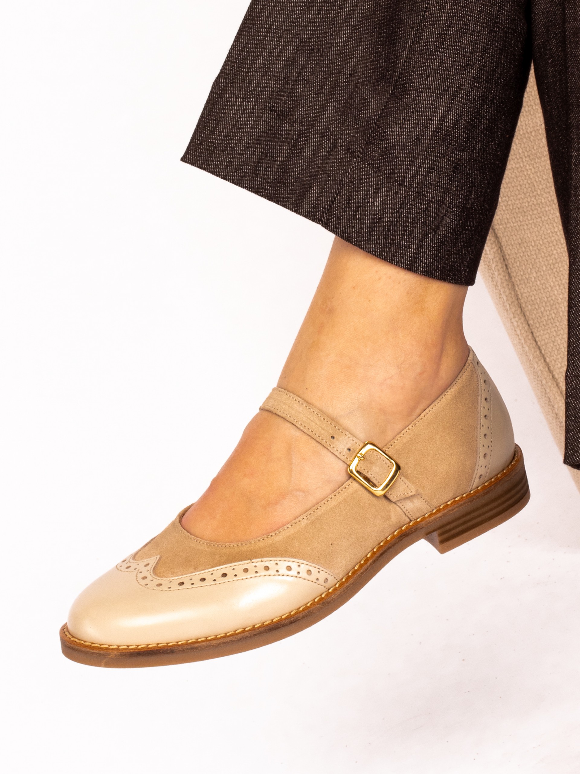 Leather and suede Mary Jane shoes with perforated