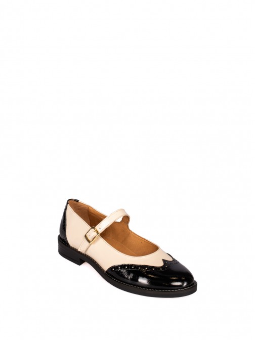 Mary Jane shoes in patent leather with perforated